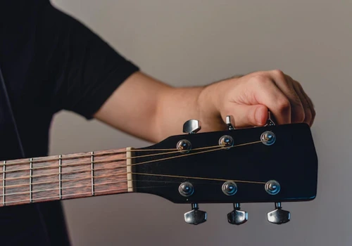 Como afinar o violão usando o celular Imagem: Freepik