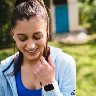 Relógios e pulseiras inteligentes viram tendência fitness ( Imagem: Freepik)