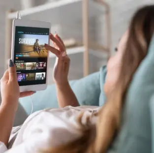 Saiba como assistir TV grátis por aplicativo ( Imagem: Freepik)