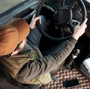 motorista dirigindo usando GPS para caminhão