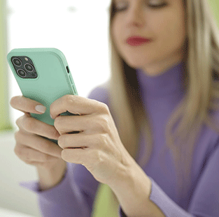 mulher loira com celular na mão usando aplicativo pra limpar memória do dispositivo