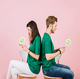 casal conversando no celular com ícone da rede social representando sem o som das notificações do WhatsApp